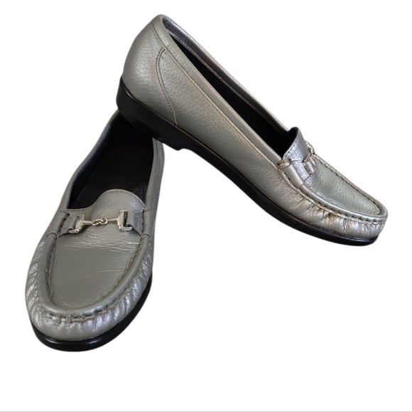 NEW SAS Metro Wonen's Tripad Comfort Leather Metallic Silver Penny Loafers 6.5 - Picture 1 of 11